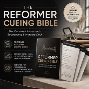 Op de afbeelding: De Reformer Cueing Bible is een digitale premium gids met 20 kaarten, voorzien van tekst en illustraties voor Pilates-instructeurs. De zwart-witte kaarten bevatten sequenties, beeldspraak en uitlijningsaanwijzingen voor series voetwerk.