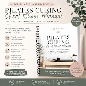 Könnte beinhalten: Ein Pilates Cueing Cheat Sheet Manual mit Spiralbindung. Das Cover zeigt den Titel in großen, fetten Buchstaben mit dem Untertitel "Sag es besser. Lehre es besser. Siehe bessere Ergebnisse." Das Handbuch enthält einen Leitfaden für klare Hinweise und selbstbewusstes Unterrichten.