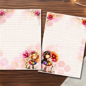 Könnte beinhalten: Zwei Bögen liniertes Briefpapier mit einem zartrosa Hintergrund und Bokeh-Effekt. Jeder Bogen ist mit bunten Blumenakzenten in den Ecken und einer Illustration einer kleinen Figur mit einem leuchtend bunten Regenbogenrock verziert.