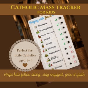 Op de afbeelding: Een wit plastic katholiek mis-tracker bord voor kinderen met de tekst Praying with Jesus. Het bord bevat een lijst met mis-onderdelen zoals Procession, Opening Prayer, Liturgy of the Word, Gospel, Homily, Offertory, Preparation, Eucharist, Communion en Blessing, voorzien van iconen en schuifbare groene vinkjes of rode kruisjes.