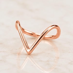 Bague ouverte en cuivre en forme de V avec chevrons fait main - Bague pointue minimaliste - Cadeau pour elle