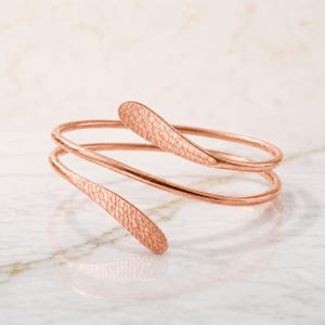 Bracciale avvolgente a spirale in rame martellato fatto a mano - Bracciale a doppia spirale bypass - Regalo audace per lei