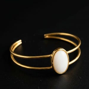 Ovula Mässing Justerbart Armband - Handgjort Vitt Sten Manschettarmband - Äggformade Stensmycken