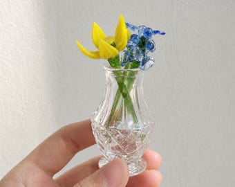 Miniatura de flor de vidro para presentear a mãe com detalhes florais vibrantes.
