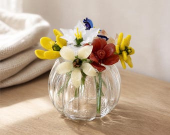 Crie seu próprio arranjo de flores de vidro com hastes individuais e mini vasos.