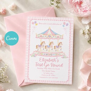 Può includere: Un biglietto d'invito rettangolare con bordo a quadretti rosa che presenta un'illustrazione di una giostra con tre cavalli, palloncini e fiori. Il testo recita: Join us for a sweet celebration of Elizabeth's First Go Round, Sunday, May 15th at 1 o'clock, The Smith Home, 789 Willow Way, Charleston, SC 29403, Sophie RSVP (123) 456-7890.