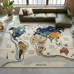 Puede incluir: Una alfombra rectangular grande con un diseño de mapa del mundo. La alfombra presenta continentes en varios colores, océanos etiquetados y un fondo neutro. La alfombra está en un salón con un sofá seccional verde y grandes ventanas.
