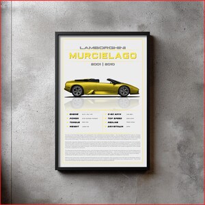 Peut inclure: Une affiche encadrée présentant une Lamborghini Murcielago jaune décapotable. L'affiche comprend les spécifications de la voiture, telles que le moteur, la puissance, le couple et le poids. Le texte "Lamborghini Murcielago 2001 | 2010" est affiché en haut.