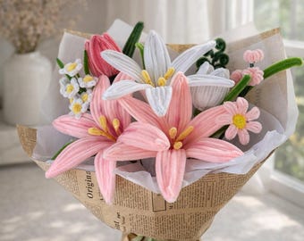 Ramo de lirios de chenilla hecho a mano, flores eternas rosas y blancas, elegante arreglo floral, regalo para ella.