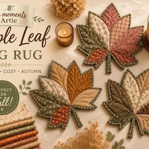 Può includere: Tre sottobicchieri in tessuto trapuntato a forma di foglie d'acero nei toni del verde, marrone e crema. Il testo recita: life moments Artie Maple Leaf MUG RUG, HANDMADE • COZY • AUTUMN e PERFECT FOR Fall!. Sono visibili una tazza, una candela, forbici e tessuto.