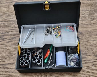 Customizable sewing box with automatic closing mechanism
