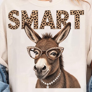Slim ezel png-ontwerp, grappig elegant ezelportret met grafische sieraden, luipaardprint typografie boerderijdier cadeau sublimatieshirt