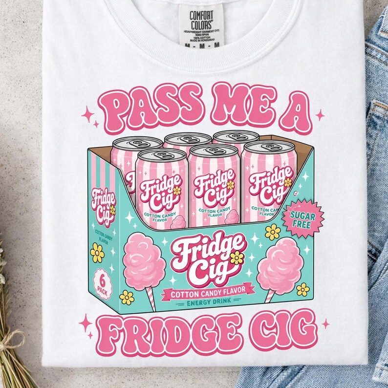 Op de afbeelding: Een wit t-shirt met een afbeelding van een sixpack roze en wit gestreepte frisdrankblikjes met het label Fridge Cig suikerspin smaak. Het ontwerp bevat de tekst Pass Me A Fridge Cig, sugar free en illustraties van roze suikerspinnen.