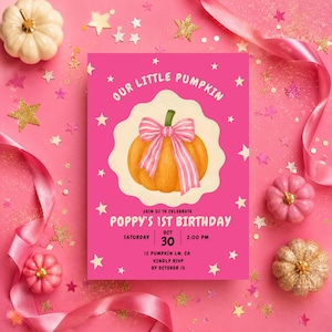 以下が含まれることがあります： ピンク色の誕生日招待状。オレンジ色のカボチャにピンクと白のストライプのリボンが結ばれ、金色の星が散りばめられています。テキスト：Our Little Pumpkin, Join Us To Celebrate Poppy's 1st Birthday, Saturday, Oct 30, 2:00 PM, 12 Pumpkin Ln, CA.