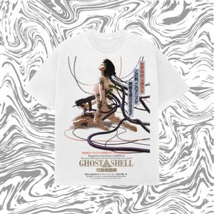 Könnte beinhalten: Weißes T-Shirt mit einer Grafik aus dem Anime "Ghost in the Shell". Das Design zeigt eine weibliche Figur mit kybernetischen Verbesserungen, japanischem Text und dem Filmtitel. Das T-Shirt hat einen Rundhalsausschnitt und kurze Ärmel.