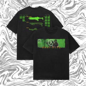 Op de afbeelding: Zwarte t-shirts met afbeeldingen uit het videospel Half-Life. Eén shirt toont neon groene wapenschema's, de andere het Half-Life logo en een soldaat. De shirts hebben een losse pasvorm.