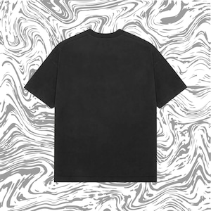 K&ouml;nnte beinhalten: Ein einfarbiges schwarzes T-Shirt mit kurzen &Auml;rmeln, von hinten gesehen. Das T-Shirt hat einen Rundhalsausschnitt und eine lockere Passform. Der Hintergrund zeigt ein wirbelndes, marmoriertes Muster in Grau- und Wei&szlig;t&ouml;nen.
