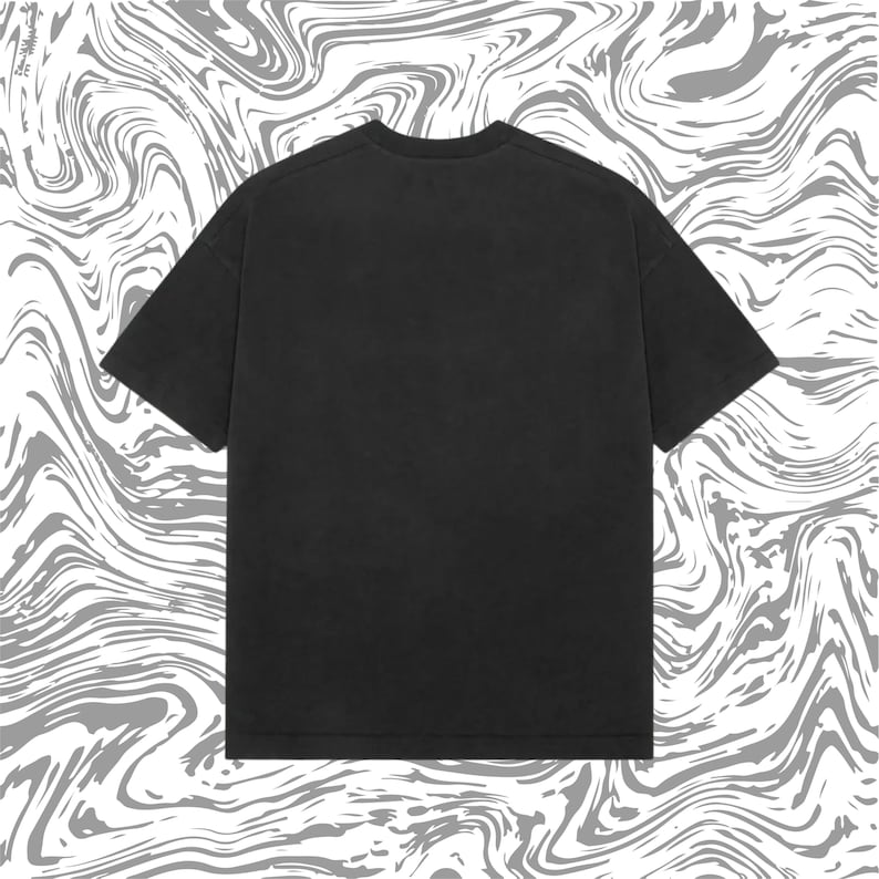 K&ouml;nnte beinhalten: Ein einfarbiges schwarzes T-Shirt mit kurzen &Auml;rmeln, von hinten gesehen. Das T-Shirt hat einen Rundhalsausschnitt und eine lockere Passform. Der Hintergrund zeigt ein wirbelndes, marmoriertes Muster in Grau- und Wei&szlig;t&ouml;nen.