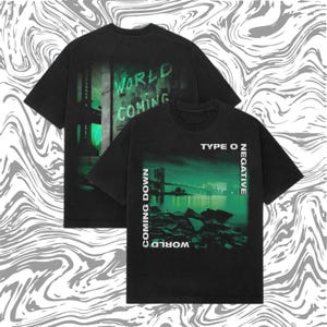 以下が含まれることがあります： グラフィックデザインの黒いTシャツ2枚。1枚はネオングリーンの「WORLD COMING」の文字、もう1枚は橋のシーンとともに「TYPE O NEGATIVE」と書かれています。どちらのシャツもヴィンテージ感のある、使い古された外観です。
