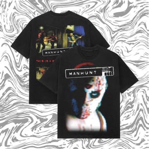 Op de afbeelding: Twee zwarte t-shirts met grafische ontwerpen. Eén shirt toont een scène met figuren en de tekst "MANHUNT" en "THIS IS A P". Het andere shirt toont een vervormd gezicht met de tekst "MANHUNT" en "REC SAVE".