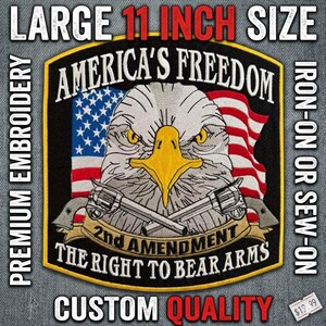 Può includere: Toppa ricamata da 28 cm con un'aquila, la bandiera americana e revolver incrociati. Il testo include "America's Freedom", "2nd Amendment" e "The Right to Bear Arms". Da stirare o cucire.