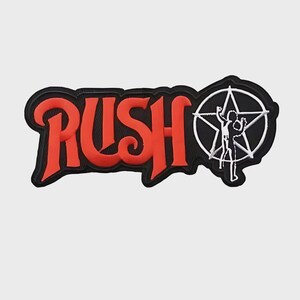 Könnte beinhalten: Ein schwarzer und roter Aufnäher mit dem Wort "RUSH" in fetten, stilisierten Buchstaben. Der Aufnäher enthält auch ein weißes Pentagramm mit einer Silhouette im Inneren. Der Aufnäher hat einen schwarzen Rand.