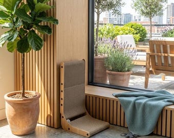 Rascador de cartón para gatos de interior con pelota de juguete.