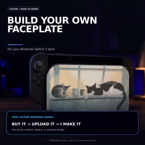 Può includere: Una mascherina personalizzata per dock Nintendo Switch 2 con un'illustrazione di due gatti su un davanzale. Il testo recita: BUILD YOUR OWN FACEPLATE, For your Nintendo Switch 2 dock, HOW CUSTOM ORDERING WORKS, BUY IT -> UPLOAD IT -> I MAKE IT.