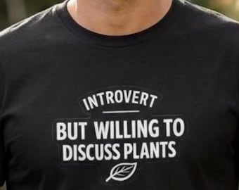 Camiseta divertida para introvertidos con temática botánica: "Introvertido pero dispuesto a hablar de plantas".