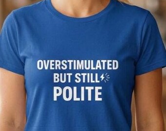 Camiseta divertida para introvertidos con el mensaje "Sobreestimulado pero aún educado" - Camiseta para personas con ansiedad social