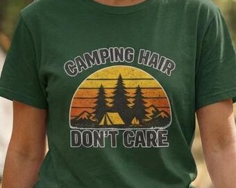 Camiseta divertida de camping con estampado retro de pinos al atardecer para amantes de la naturaleza y el senderismo.