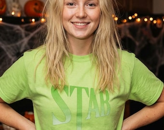 Camiseta con el logo de la película Stab, de la franquicia Scream.