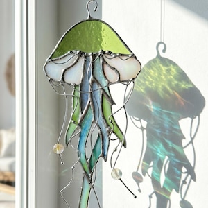 Attrape-soleil méduse en vitrail pour maman, cadeau fête des mères, fenêtre côtière suspendue, décoration océan, art de la maison de plage, cadeau pour maman ou soeur