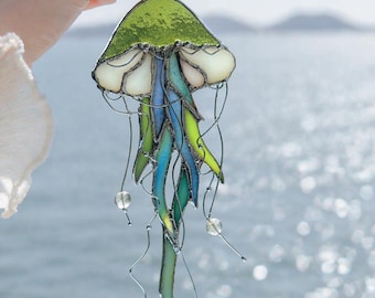 Atrapasueños de medusas de vitral hechos a mano, decoración colgante de arte marino, decoración de vidrio marino iridiscente, regalo para casa de playa, recuerdos para bodas en la playa.