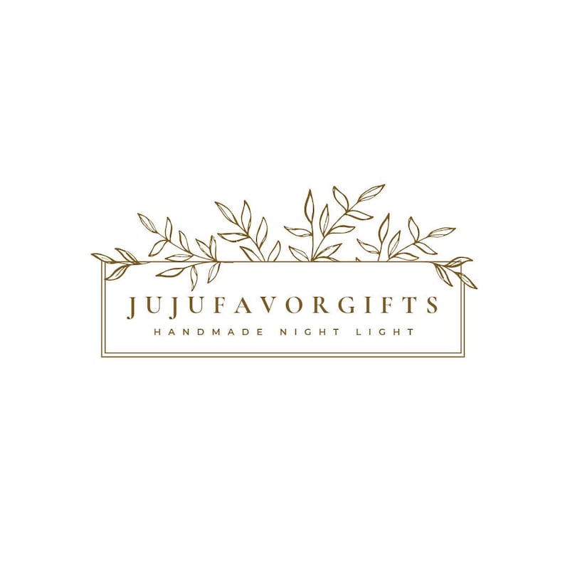 Puede incluir: Un logotipo rectangular con un dibujo lineal marr&oacute;n de ramas con hojas que se extienden sobre un marco. El texto JUJUFAVORGIFTS est&aacute; centrado en el recuadro, con las palabras HANDMADE NIGHT LIGHT impresas debajo del nombre principal.