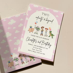 Puede incluir: Una tarjeta de invitación de cumpleaños rosa con un patrón de nubes blancas y un arco central que contiene ilustraciones de personajes de dibujos animados. El texto dice: TWO infinity & beyond, PLEASE JOIN US TO CELEBRATE, Charlotte's 2nd Birthday, MONDAY, 12TH DECEMBER AT 7 PM, 123 Street Name, Town, State 3456, RSVP to Megan (123) 456-7890.