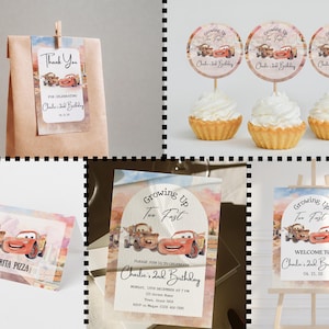 Op de afbeelding: Een verzameling feestartikelen met het thema Cars. Inclusief een cadeauzakje met een label, cupcake toppers, een pizzakaart, een uitnodiging en een welkomstbord. De ontwerpen bevatten de tekst "Growing Up Too Fast" en "Charlie's 2nd Birthday".