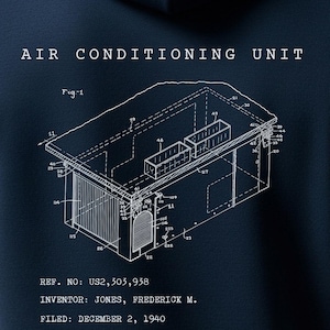 Puede incluir: Sudadera con capucha azul marino con un diagrama blanco de una unidad de aire acondicionado. El diagrama incluye etiquetas y el texto "AIR CONDITIONING UNIT". El texto adicional incluye "REF. NO: US2,303,938" e "INVENTOR: JONES, FREDERICK M."
