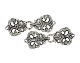 4 paia di ganci e occhielli da cucire per mantelli, con motivo barocco grigio argento. Dimensioni: 70 mm x 25 mm.