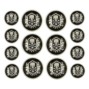 Set med dubbla kavajknappar i matt silver och svart metall med dödskalleemblem. 6 st à 23 mm, 8 st à 15 mm (MTN3004-SB)