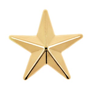 Könnte beinhalten: Ein fünfzackiges Stern-Emblem mit polierter goldfarbener Oberfläche. Der Stern verfügt über erhabene, abgeschrägte Kanten, die in einem Mittelpunkt zusammenlaufen und einen dreidimensionalen Effekt mit deutlichen Lichtreflexen auf jeder Facette erzeugen.