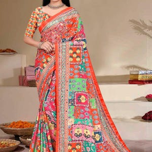 Orangefarbener Satin-Crêpe-Sari mit Digitaldruck, mehrfarbigem Patchwork-Design und Spiegelstickerei, indischer Designer-Sari für Hochzeiten und festliche Anlässe mit Bluse