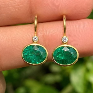 Oorbellen met smaragd en diamanten van 18 karaats massief goud, natuurlijke ovale edelsteen.