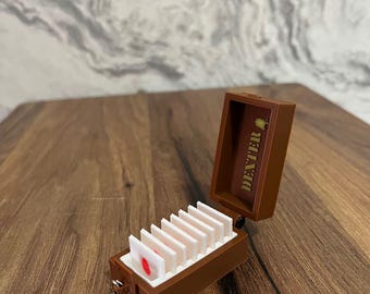 Caja de trofeos Blood Slide STL para impresión 3D - Caja de llavero de la colección Serial Killer - Descarga digital - Vitrina inspirada en fan art