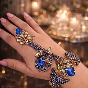 Puede incluir: Una taza de cerámica blanca con un asa negra y el texto "But First, Coffee" en negrita negra. La taza se encuentra sobre un fondo neutro, resaltando su diseño sencillo.