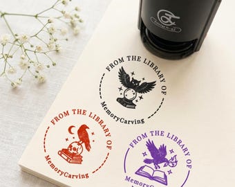 Timbro personalizzato con tema animali scuri per amanti dei libri, autoinchiostrante o con manico in legno.