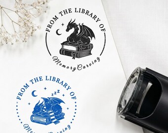 Sello personalizado para libros con diseño de dragón: un regalo exclusivo para lectores de fantasía.