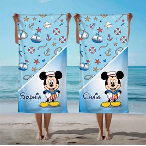 Serviette de plage personnalisée Mickey Mouse avec nom, serviette de piscine d'été océan dessin animé Disneytrip, cadeau de plage de vacances personnalisé image 1