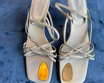Palizzio Läder Kitten Heels: Silvergröna Metallic Fyrkantiga Tå Sandaler med Rem (Storlek 7,5) Vintage 90-00-tals Bröllopsskor HTF Svåra att Hitta