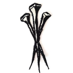 Broderad lapp med tre spikar | Svartvit, edgy symbol